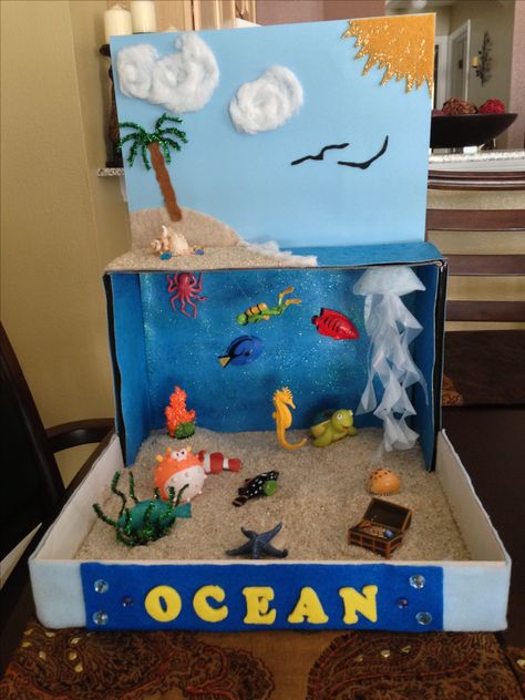 Ocean diorama for school project  Idea for Henry-- 2nd grade project. Remember to use those extra floral gems for the water... Ocean Diorama, Diorama Kids, Ecosystems Projects, Shoe Box Crafts, Habitats Projects, Ocean Projects, Farm Animal Crafts, Ocean Crafts, Animal Crafts For Kids