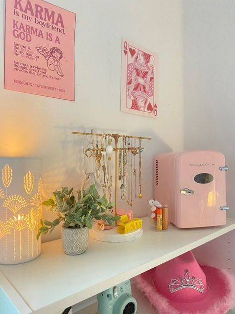 Pink Dorm, Summer Room, Preppy Bedroom, Beachy Room, New Room Ideas, Dekorasi Kamar Tidur, Casa Vintage, Dorm Room Inspiration, Pastel Room