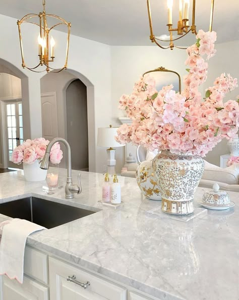 Fresh flowers in Glam Kitchen via @thedecordiet Glam Kitchen Table, Glam Kitchen Decor Ideas, Rustic Glam Kitchen, Glam Kitchen Decor, Glam House, Glam Kitchen, Glamorous Decor, Pink Home Decor, Pink House