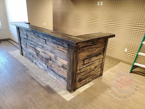 Pallet Wood Bar Ideas, Back Porch Bar Ideas, Wooden Bar Ideas For Home, Homemade Bar Ideas, Bar Front Ideas, Pallet Countertop, Rustic Bar Ideas, Diy Wooden Bar, Pallet Bar Ideas