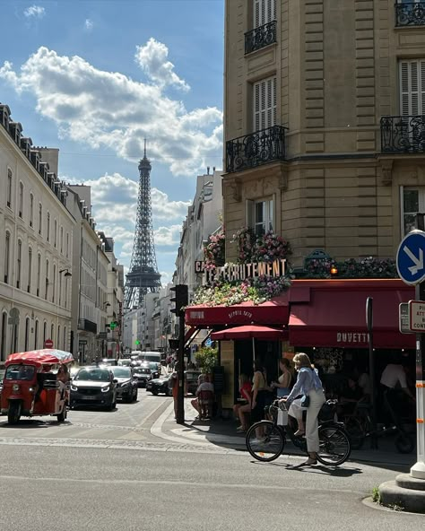 Paris 🥂🖤 Moving To Paris Aesthetic, Paris Aesthetic Places, Places To Go In France, Summer Paris Aesthetic, Paris Astetic, Paris Trip Aesthetic, Paris Vision Board, Living In Paris Aesthetic, Paris Lifestyle Aesthetic