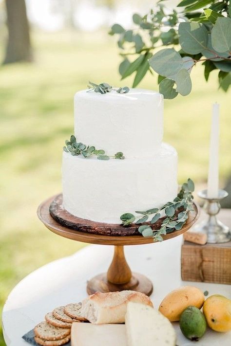 Summer picnic wedding in a field | 100 Layer Cake | Bloglovin’ Cake Shot, Summer Wedding Cakes, Floral Wedding Cakes, Wedding Cake Rustic, White Wedding Cakes, Picnic Wedding, Simple Wedding Cake, Fiesta Baby Shower