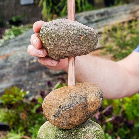 ... Stacking Rocks, Balancing Rocks, Garden Rock Art, Rock Sculpture, Diy Gardening, Creative Gardening, Gardening Gloves, Diy Garden Projects, Outdoor Sculpture