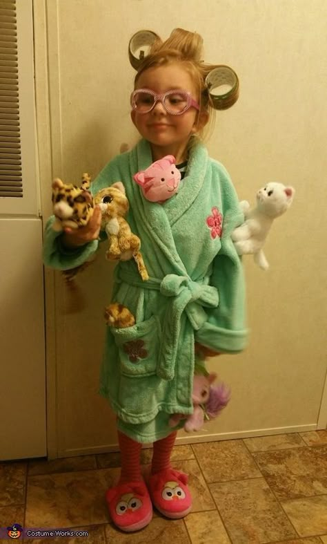 Stephanie: My 4 year old daughter Ava Grace dressed as the Crazy Cat Lady. She is an avid cat lover! We used a bathrobe and slippers we already had. We attached... 2023 Costume Trends, Corporate Halloween Costumes, Crazy Cat Lady Halloween Costume, Girls Halloween Costumes For Kids, Crazy Cat Lady Halloween, Work Costume Ideas, Dnd Costume, Crazy Cat Lady Costume, Kid Costume Ideas