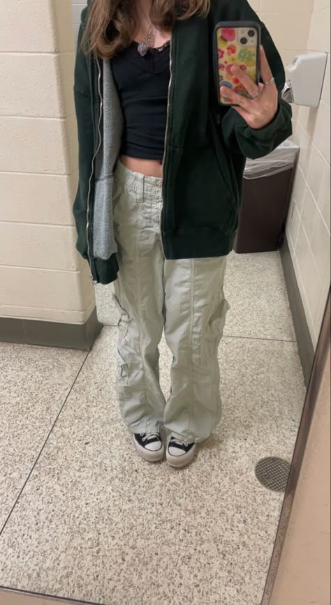 Cream Cargo Outfits Women, Low Rise Green Cargo Pants Outfit, Black Cargo Pants With Converse, Best Cargo Pants Women, Cargos Outfits Aesthetic, Emmiol Outfits Aesthetic, Urban Cargo Pants Outfit, Gray Cargos Fit, Urban Outfitters Cargos