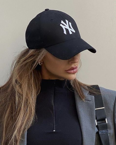 New Era Hat Outfit Women, New Era Cap Outfit Woman, La Cap Outfit, Yankee Hat Outfits Women, Ny Cap Outfit, New Era Cap Outfit, Yankees Cap Outfit, Black Cap Outfit, New Era Outfit