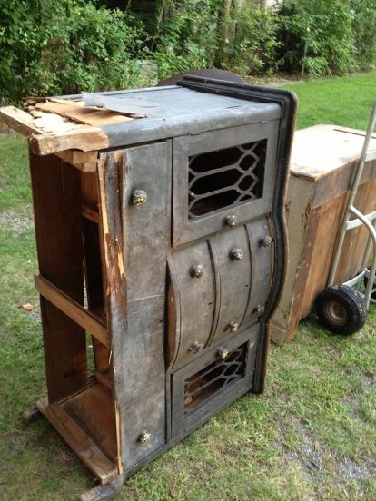 broken down buffet Vintage Buffet Makeover, Wood Spa, Buffet Makeover, Vintage Buffet, Into The Wood, Diy Wall Shelves, Furniture Couch, Diy Cat, Into The Woods