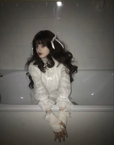 Creepy Doll Aesthetic, Creepy Cute Aesthetic, Human Doll, White Goth, Doll Aesthetic, Haunted Dolls, Living Dolls, Doll Costume, Doll Photography