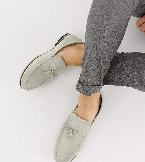 Penny Loafers Outfit, Grey Loafers, Herren Style, Loafers Outfit, Cooler Look, Tassel Loafers, Penny Loafer, Mode Online, Gray Suede