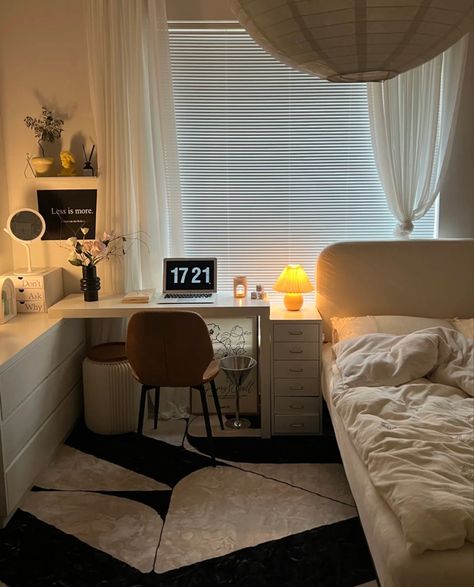 Efficient Bedroom Ideas, Small Bedroom Designs With Desk, Ikea Desk Ideas Bedroom, Small Room Rugs Ideas Bedrooms, Minimalism Room Ideas, Aesthetic Bedroom Ideas For Small Rooms Cozy, Work Desk In Bedroom, Double Bed Small Room, Small Room Ideas Bedroom Space Saving