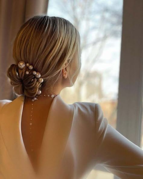 Pearl Hairstyles Updo, Bridal Ponytail Pearls, Wedding Hair Pearl Pins, Bridal Elegant Hairstyles, Pearl Hair Bride, Pearl Bride Hair, Shenion Hairstyles 2024, Alternative Wedding Hair, Hair Pearls Hairstyles