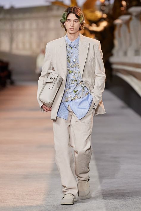 Dior Men Fall 2022 Menswear Collection | Vogue Vogue Runway Men, Model Men Runway, Award Show Outfits Men, Men’s Runway, Fashion Men 2022, Men’s High Fashion, Vogue Men Fashion, Male High Fashion, Men Fashion Runway