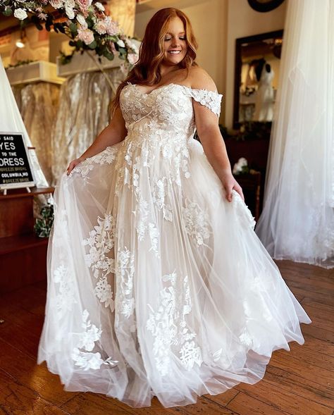 Plus Size Short Wedding Dresses, Plus Size Ball Gown, Curvy Wedding, Plus Wedding Dresses, Deco Champetre, Plus Size Wedding Dress, Plus Size Wedding Dresses, Plus Size Wedding Gowns, Curvy Bride