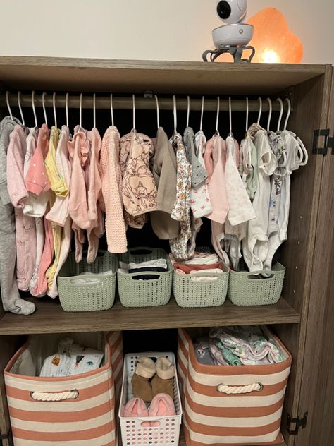 Closet For Newborn, Newborn Wardrobe Organisation, Newborn Clothes Organization, Newborn Closet Organization, Newborn Organization Ideas, Organize Baby Socks, Infant Closet, Newborn Closet, Baby Wardrobe Organisation