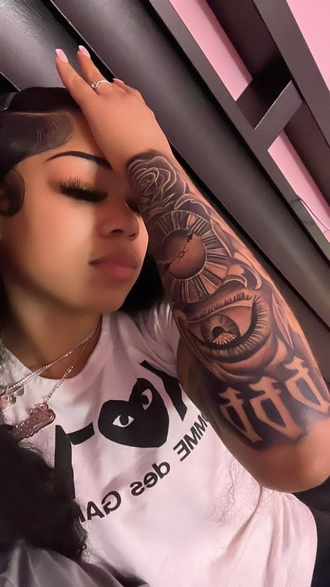 Cute Thigh Tattoos, Tattoo Angel, Tattoo Designer, Arm Sleeve Tattoos For Women, Hand Tattoos For Girls, Cute Hand Tattoos, Pretty Hand Tattoos, Neck Tattoos Women, Tattoos For Women Half Sleeve