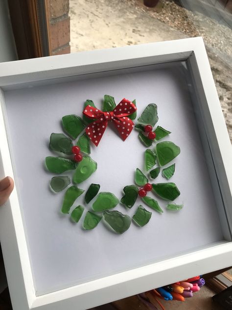 Xmas Seaglass Art, Shells Christmas Decorations, Beach Glass Mosaic Diy Ideas, Glass Pieces Crafts, Beach Glass Christmas Crafts, Rock And Sea Glass Art, Seaglass Christmas Wreath, Christmas Seaglass Crafts, Seaglass Christmas Art