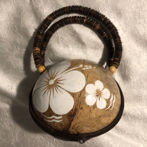 Unique Handmade Coconut Shell purse with shell handles. Shell Purse, Ideas Casa, Coconut Shell, The Philippines, Coco, Shells, Coconut, Jewelry Watches, Leather