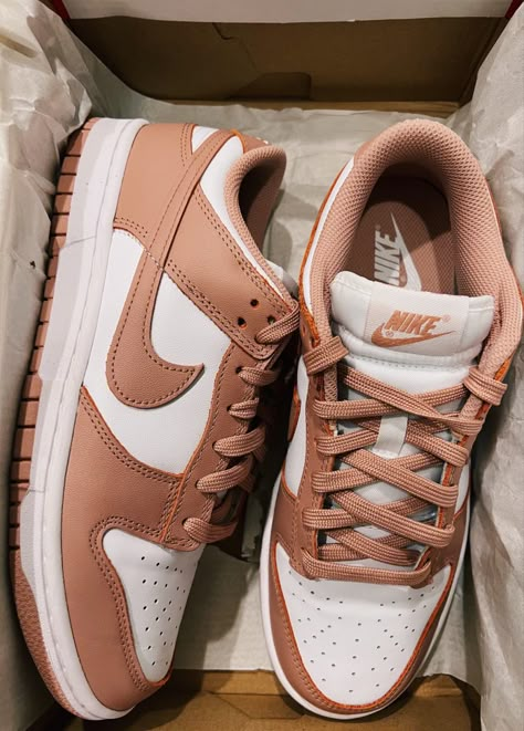 Pink Nike Dunks Low Shoes Nike Dunks Tan, Fall Nike Shoes, Pink Nike Dunks Outfit, Pink Nike Shoes Outfit, Custom Nike Dunks, Brown Nikes, Nick Shoes, Nike Rosa, Latest Nike Shoes