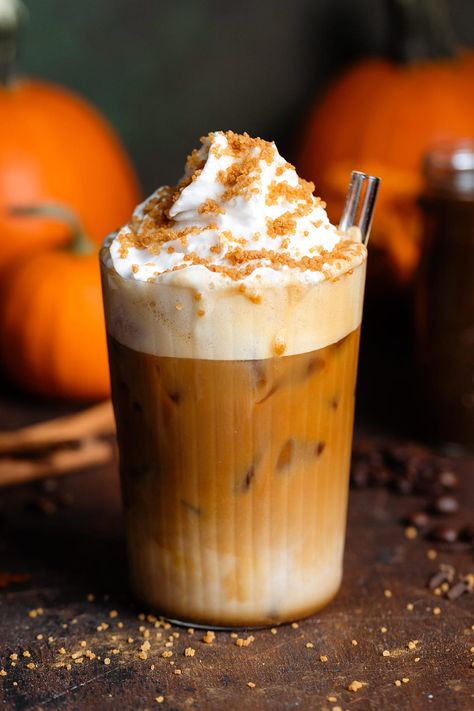 This Starbucks Copycat Iced Pumpkin Spiced Latte is the perfect fall drink! It's made with homemade pumpkin syrup and you can make it both iced or hot. The drink is topped with whipped cream and crunchy pumpkin spice topping. This drink is just as tasty as Starbucks, healthier, and cheaper! Vegan Starbucks, Iced Pumpkin Spice Latte, Pumpkin Spiced Latte, Smoothies Healthy, Pumpkin Syrup, Pumpkin Drinks, Spiced Drinks, Fall Drink, Pumpkin Sauce