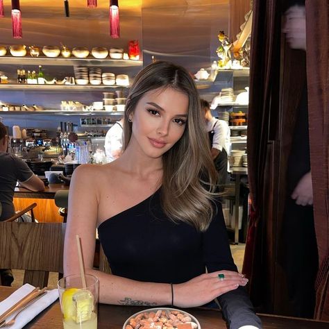 Birthday Dinner Picture Ideas, Restaurant Food Pics, Dinner Photos Instagram, Poses With Food, Makeup For Dinner, Pose With Food, Marisa Core, Poses In Cafe, Restaurant Picture Ideas