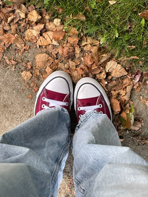 i adore autumn!! Dark Red Converse Outfit, Maroon Converse Outfit, Red Autumn Aesthetic, Red Converse Aesthetic, Autumn Converse, Converse Outfit Aesthetic, Dark Red Converse, Fall Converse, Red Converse Outfit