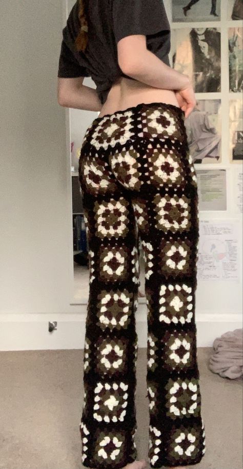 Crochet Granny Square Trousers, Crochet Trousers Pattern, Granny Square Pants, Crochet Trousers, Crochet Pants Pattern, Stile Kylie Jenner, Crochet Bottoms, Crochet Fairy, Crochet Pants