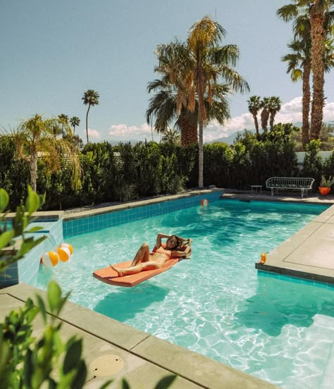 PALM SPRINGS // live now @thehoneyswim 🌴👙 Retro Palm Springs Aesthetic, Palm Springs Motel, Palm Dessert, Palm Springs Photoshoot, Brynley Joyner, Motel Design, Motel Ideas, Bachelorette Vibes, Palm Springs Pool