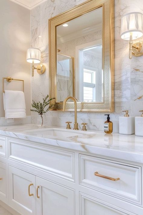 Gold Accent Bathroom, White And Gold Bathroom Ideas, Gold And White Bathroom, Bathroom With Gold Accents, White And Gold Bathroom, Bathroom Gold, Gold House, Gold Bath, Pretty Bathrooms