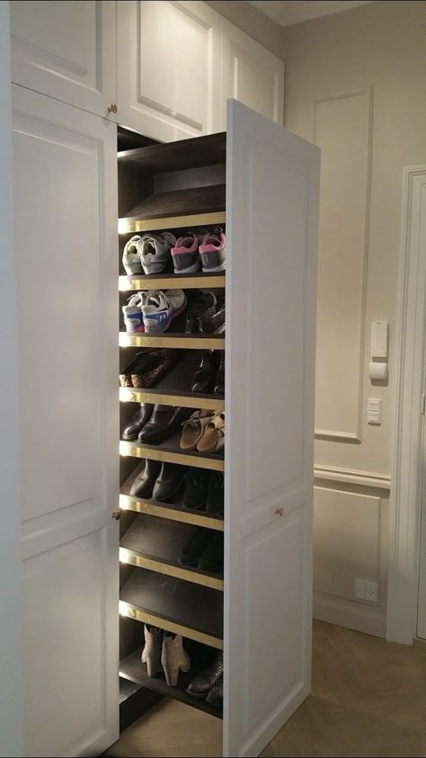 Shoe Storage Wardrobe Ideas, Luxury Mudroom Ideas, Mud Room Ideas Shoes, Mudroom Closet Design, Bootroom Shoe Storage, Bootroom Storage Ideas, Mud Room Shoe Storage Ideas, Small Space Shoe Storage, Mudroom Shoe Storage Ideas