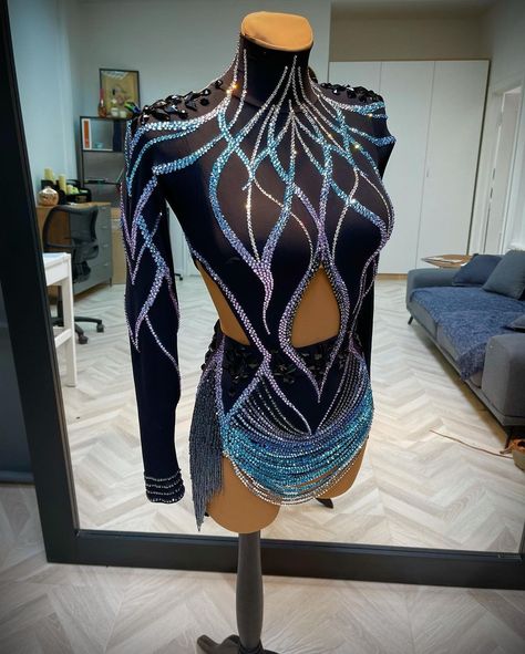 The rhinestoning on this black dance costume is pretty dramatic and creates lots of vertical, slimming design lines. The high collar neckline and diamond cutout also create tall visual lines that add the illusion of more height. This costume has a short 'skirt' formed by draped beads, which look pretty cool, but can also be dangerous on the dance floor if they break. Dance Costume Ideas, Freestyle Dance Costumes, Stage Costume Design, Black Dance Costumes, Salsa Outfit, Latin Competition Dress, Ballroom Dress Inspiration, Rhinestone Costume, Dancesport Dresses