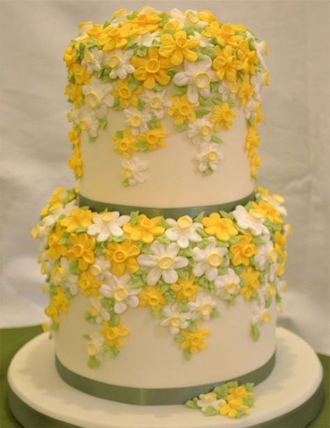 Daffodil Cake, Cupcakes Decorating, Flower Cake Design, Flower Cake Decorations, Cake Kids, Spring Cake, Tiered Cake, Beautiful Cake, Decorated Cakes