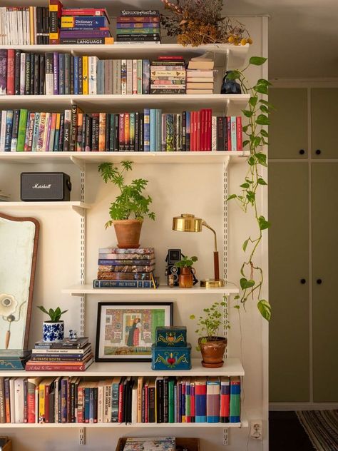 Swedish Homes, Swedish Apartment, Home Library Design, Green Cabinets, Scandinavian Interior Design, Tiny Apartment, Scandinavian Home, Home Library, Mid Century House