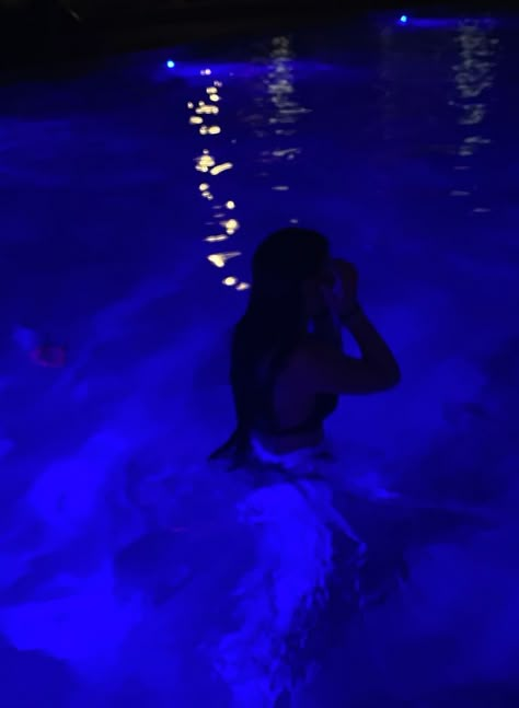 No Face Pool Pictures, Pool At Night Aesthetic, Pool Pics Instagram Night, Night Pool Pictures, Pool Night Pictures, Pool Snap, Pool At Night, Party Night Club Aesthetic, Night Swim