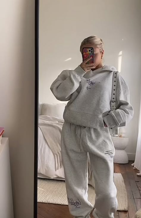 Comfy Tracksuit Outfits, Grey Tracksuit Outfit Women, Sweatpants Outfit Aesthetic, Tracksuit Aesthetic, Sweats Aesthetic, Sweat Set Outfits, Tracksuit Outfit Women, Matching Sets Sweats, Nb 530