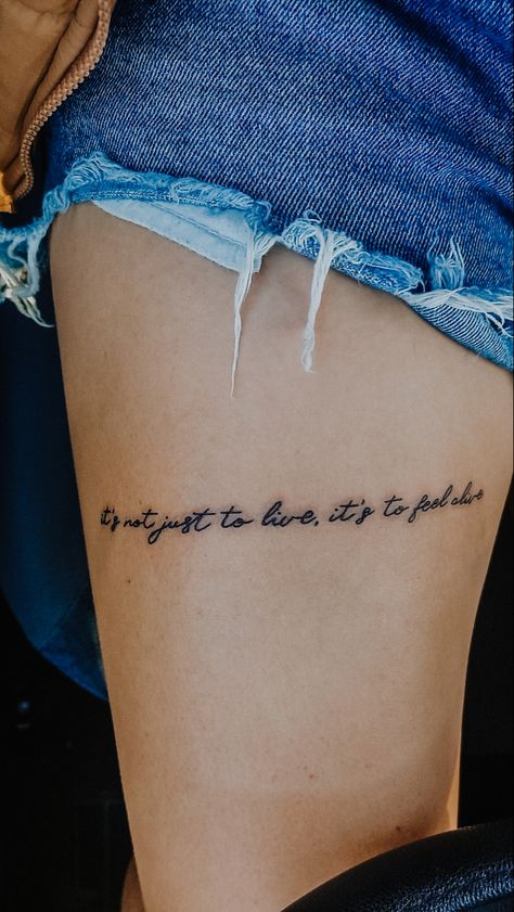 Aesthetic Female tattoo model Thigh Writing Tattoo, Thigh Quote Tattoo Women, Tattoo Ideas Female On Thigh, Thigh Tattoos Women Words, Tattoo Writing Designs, Leg Quote Tattoo, Tattoo Pierna Mujer, Thigh Script Tattoo, Front Thigh Tattoos