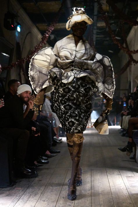 Maison Margiela Spring 2024 Couture Collection | Vogue Guilded Glamour, Archive Pieces, Runway Archive, 2024 Couture, Random Fashion, Collection Couture, Spring Couture, Joan Crawford, Couture Week