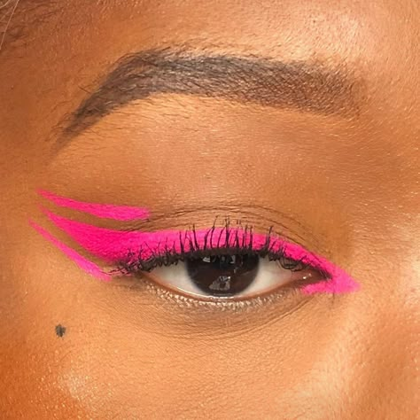 Pink Eye Looks, All Nighter Spray, Eyeliner For Big Eyes, Color Eyeliner Makeup, Festival Eye Makeup, Eyeliner Inspo, Mauve Makeup, Color Eyeliner, Shoot Makeup