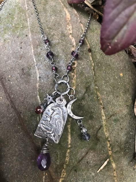 Crow totem pendant. Hannah Willow Real Crystal Necklace, Crow Totem, Magical Necklace, Whimsical Gothic, Necklace Aesthetic, Mazzy Star, Funky Jewelry, Jewelry Lookbook, Jewelry Pins