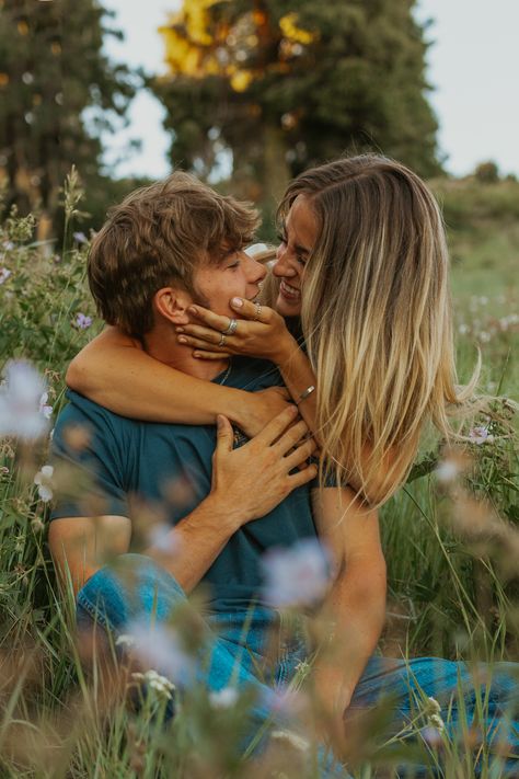 Engagements Pictures Poses, End Of Summer Couple Photoshoot, Couples Photoshoot Greenery, Flirty Couple Photos, Couples Photoshoot Detail Shots, Country Fall Couple Pictures, Photoshoot Outfits Plus Size, Photoshoot Ideas Boyfriends, Outdoor Engagement Photo Poses Fall