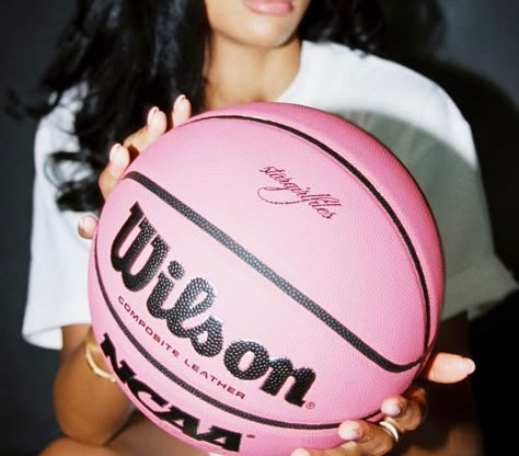 Black Basketball Aesthetic, Basketball Lifestyle Aesthetic, Women’s Basketball Aesthetic, Vision Board Ideas Basketball, Female Basketball Aesthetic, Wbb Aesthetic, Courtside Baddie, 90s Basketball Aesthetic, Womens Basketball Aesthetic