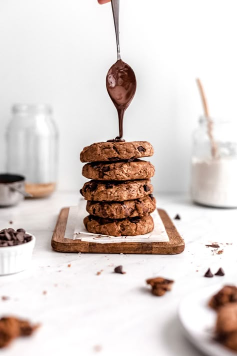 Cookie Photography, Cookies Photography, Cookies Photo, Food Photography Dessert, Baking Photography, Food Photography Ideas, Vegan Chocolate Chip Cookies, Double Chocolate Chip Cookies, Food Photoshoot