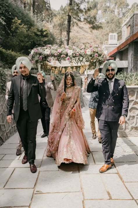 Beautiful Anand Karaj In The Hills With Refreshing Bridal Looks Bridal Entry Ideas, Bridal Entry, Sikh Bride, Bride Entry, Anand Karaj, Punjabi Bride, Desi Wedding Decor, Entry Ideas, Indian Wedding Planning