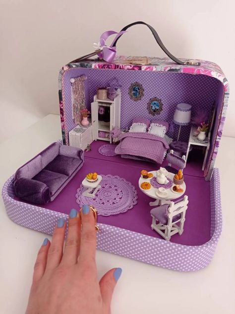 Suitcase Dollhouse Diy, Doll House Miniature, Cute Mini Things, Folding Dollhouse, Dollhouse Suitcase, Diy Doll Suitcase, Suitcase Dollhouse, Doll House Diy, Doll Suitcase