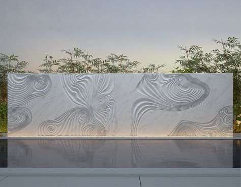 Swimming Pool Wall Design, Pool Wall Design, Pool Wall Mural, Pool Feature Wall, Bungalow Landscape, Outdoor Art Wall, Granite Showroom, Pool Mural, Stone Mural