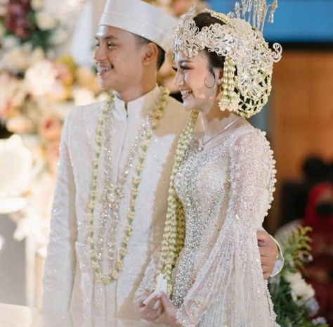 Nanda Arsyinta Wedding, Akad Nikah Photography, Foto Akad, Pose Foto Pernikahan, Siger Sunda, Pose Pengantin, Wedding Gate, Moodboard Wedding, Indonesian Wedding