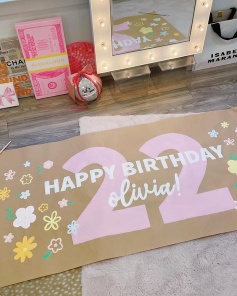 🌸💖💐🌼🎀 Birthday Party Themes For College, Birthday Banner Craft Paper, 22nd Birthday Sign, Brown Paper Painted Sign, Happy Birthday Brown Paper Sign, 22nd Birthday Decorations Party Ideas, Birthday Posters Ideas, 23 Birthday Decor, Banner Ideas For School