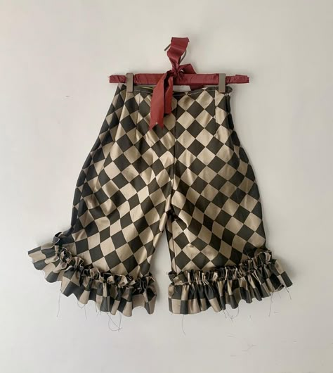 Vintage Halloween Outfits, Clown Couture, Pierrot Costume, Vintage Circus Costume, Halloween Inspired Outfits, Jester Costume, Circus Outfits, Pierrot Clown, Clown Clothes