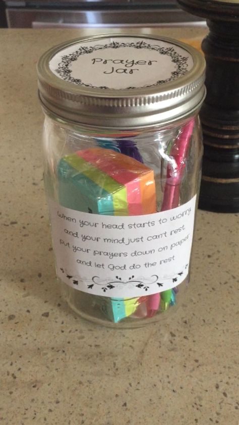 Cute prayer jar gift idea Appreciation Jar Ideas, Women’s Retreat Gift Ideas, Secret Pal Gifts For Women, Church Gifts Women's Ministry, Inspirational Crafts For Women, Bible Study Group Gift Ideas, Sister Appreciation Gifts, Christian Mason Jar Gifts, Bible Verse Mason Jars