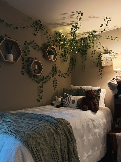 Earthy Green Room Ideas Bedroom, Room Ideas Aesthetic Cozy Grey, Sage Green Wall Room Aesthetic, Sage Green Bedroom With Plants, Spiritual Dorm Room Ideas, Black And Grey Boho Bedroom, Sage Green And Brown Bedroom Aesthetic, Green Room Astethic, Sage Green Dorm Room Decor