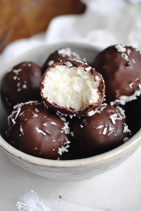 No Bake Coconut Cream Balls No Bake Coconut Snowballs, Cream Cheese Coconut Balls, Coconut Cream Cheese Balls, Coconut Cream Truffles, Coconut Cream Balls, Fresh Coconut Recipes, No Bake Coconut Cream Balls, Cream Of Coconut Recipes, Coconut Bon Bons Recipe